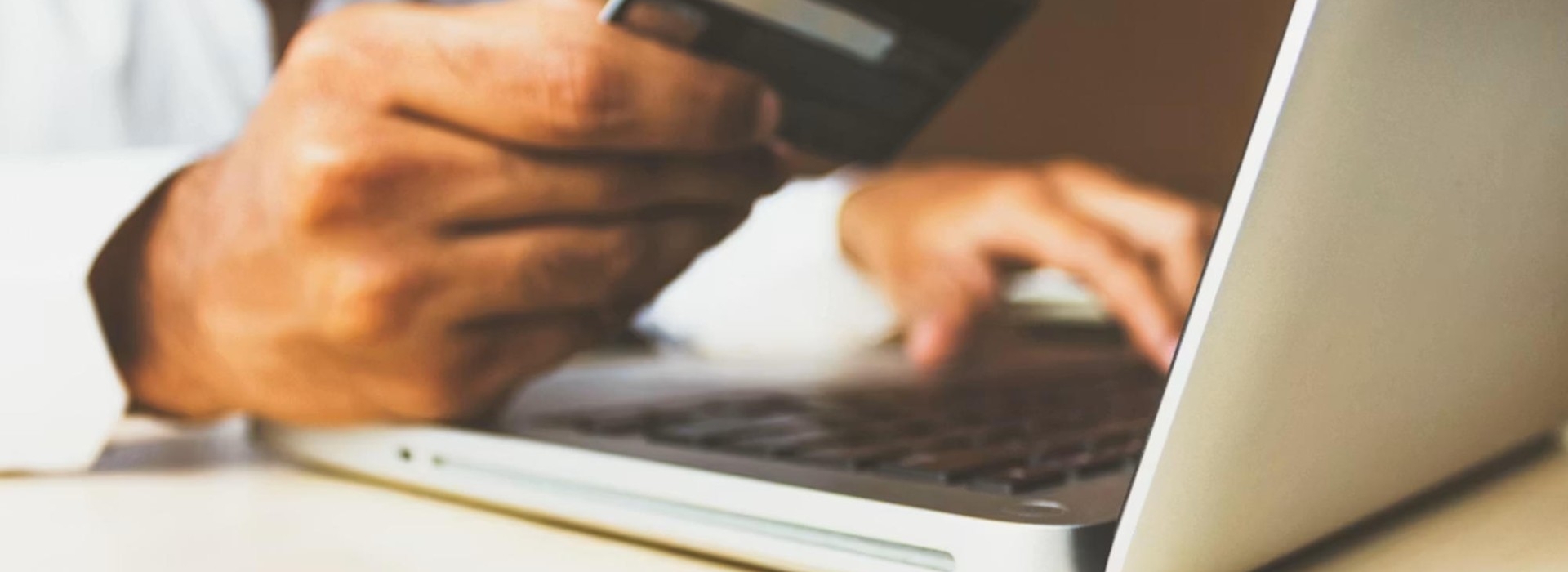 Zakupy kosmetyczne online – jak bezpiecznie i wygodnie wybierać oryginalne kosmetyki?