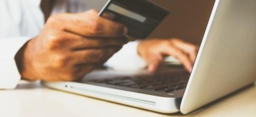 Zakupy kosmetyczne online – jak bezpiecznie i wygodnie wybierać oryginalne kosmetyki?