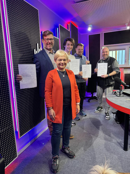 prof. Monika Kresa, Jakub Jędras, Mateusz Andruszkiewicz, Klaudiusz Slezak i Kajtek Strzelczyk po Dyktandzie 2025