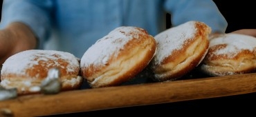 Tłusty Czwartek. O pączkowych trendach i cenach