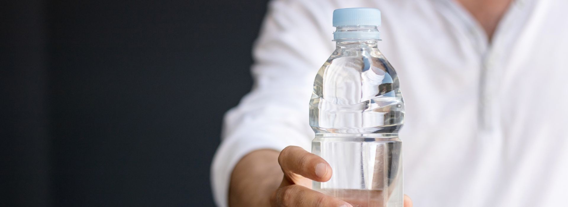 Ile nanoplastiku zawiera litr wody butelkowanej?