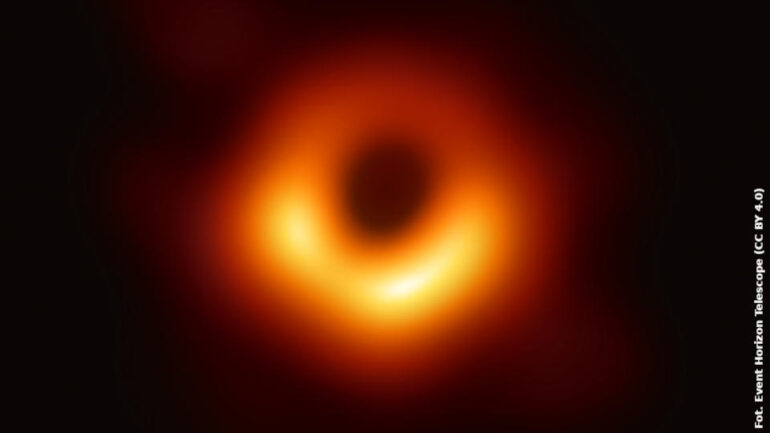 M87 black hole by EHT