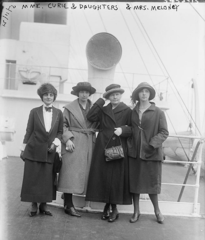 Maria Skłodowska-Curie, jej córki oraz p. Meloney na pokładzie transatlantyku "Olympic"