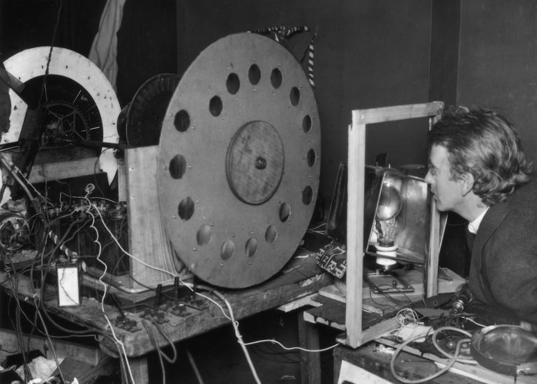 John Logie Baird z jego "telewizorem" (ok. 1925)